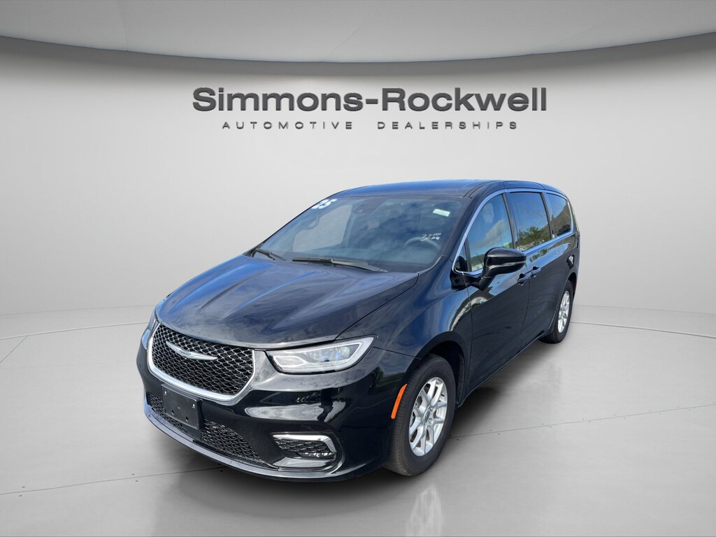 Used 2025 Chrysler Pacifica Select