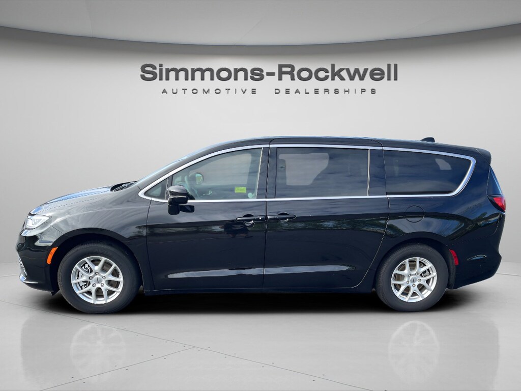 Used 2025 Chrysler Pacifica Select