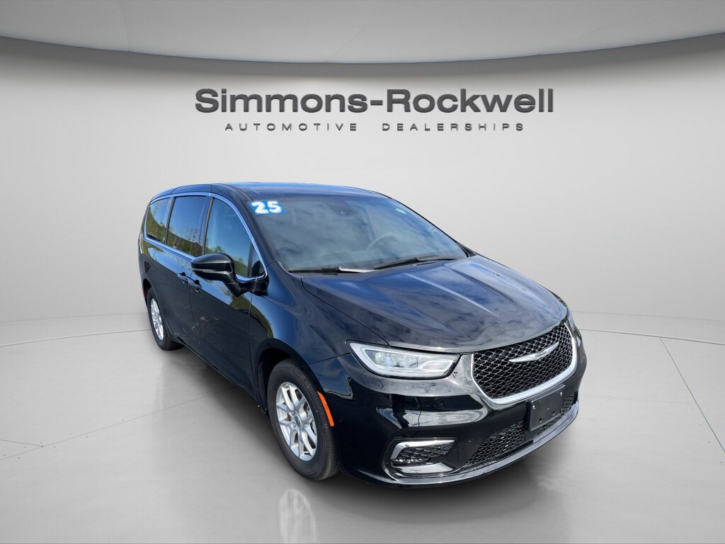 Used 2025 Chrysler Pacifica Select