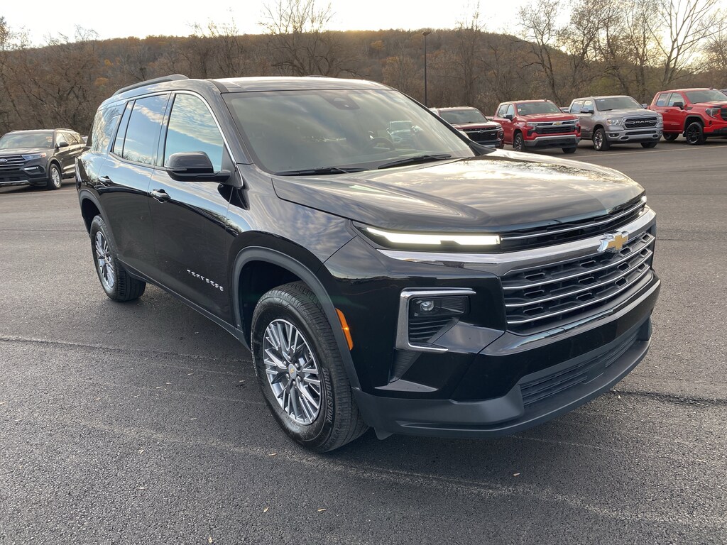 Used 2025 Chevrolet Traverse LT SUV