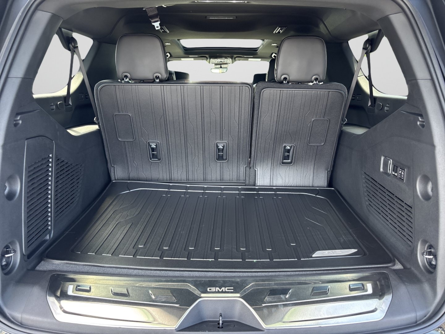 2026 GMC Yukon XL Denali Ultimate - Photo 10