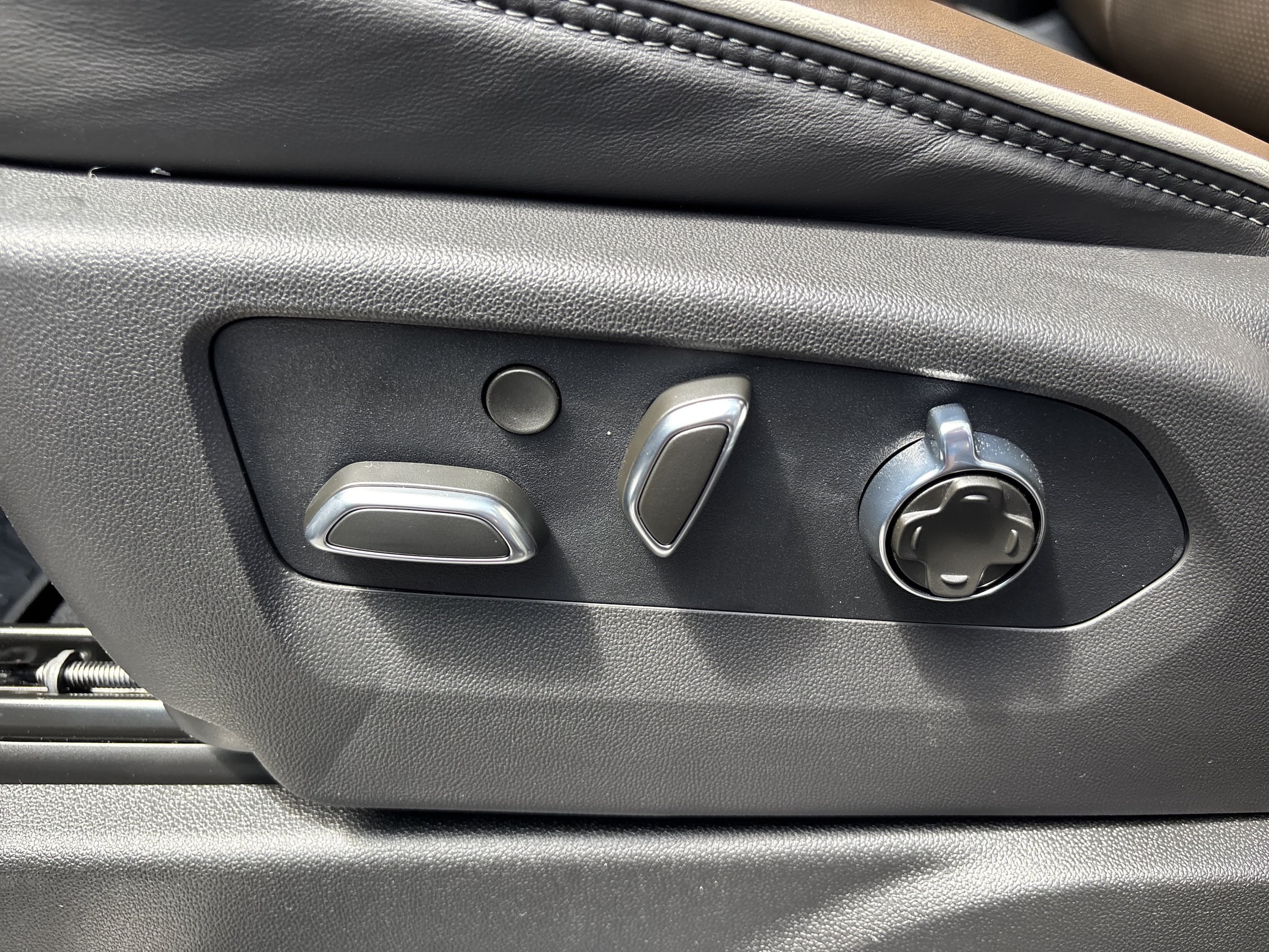 2026 GMC Yukon XL Denali Ultimate - Photo 16