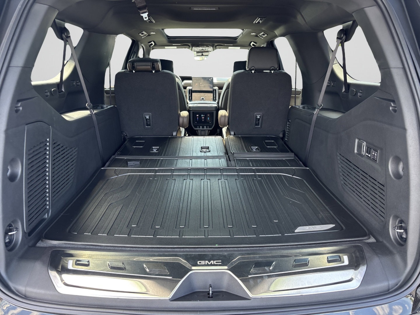 2026 GMC Yukon XL Denali Ultimate - Photo 9
