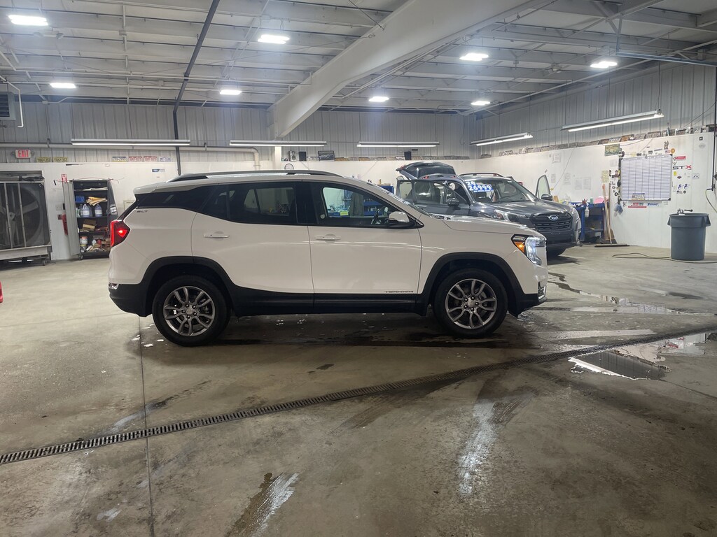 Used 2024 GMC Terrain SLT SUV