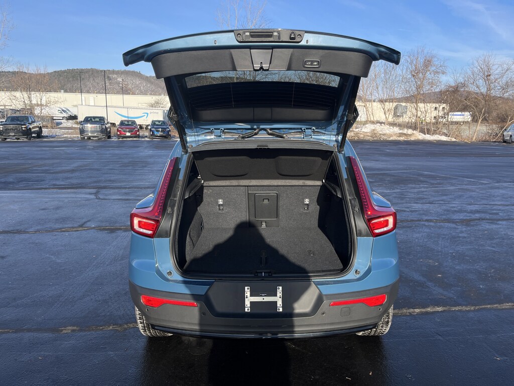 Used 2025 Volvo XC40 Plus Dark Theme