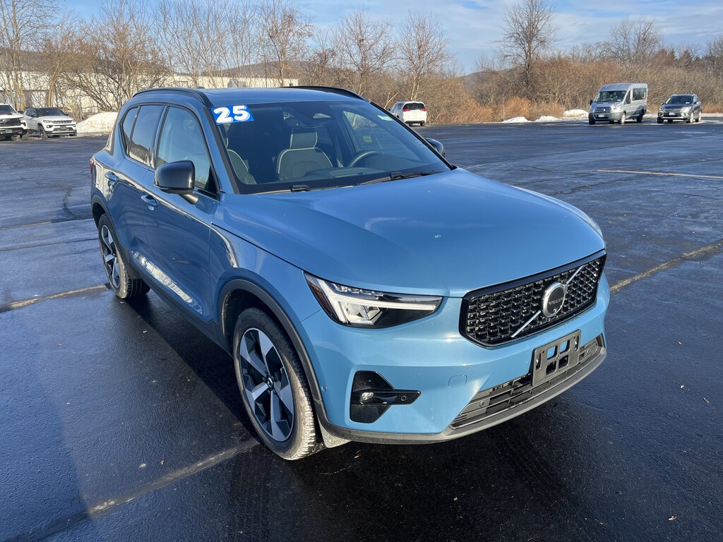 Used 2025 Volvo XC40 Plus Dark Theme