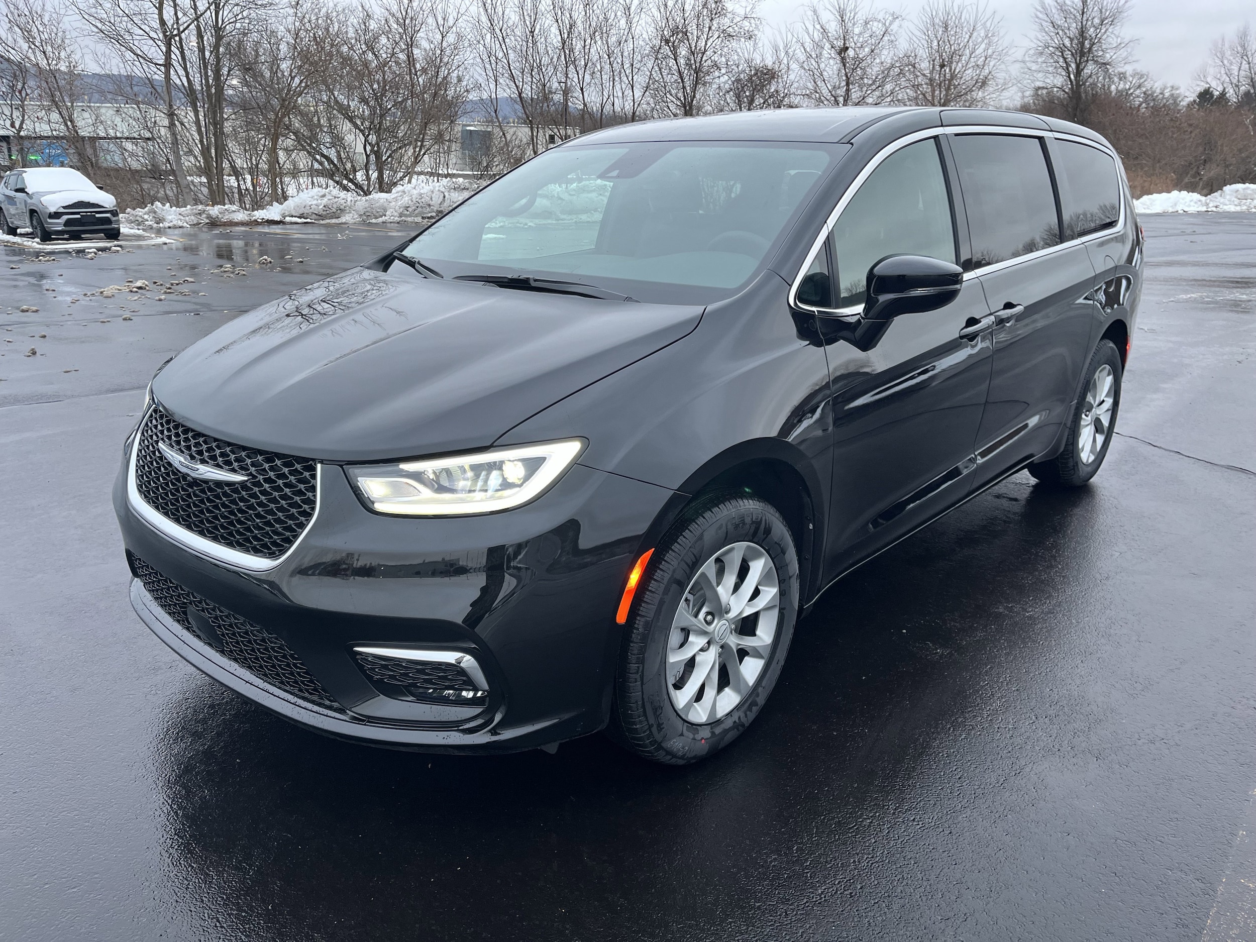 2026 Chrysler Pacifica Select's photo