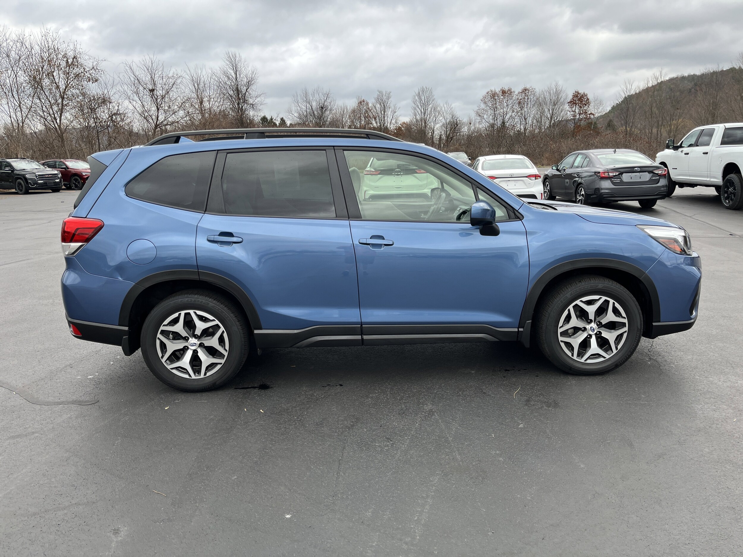 2020 Subaru Forester Premium photo 2