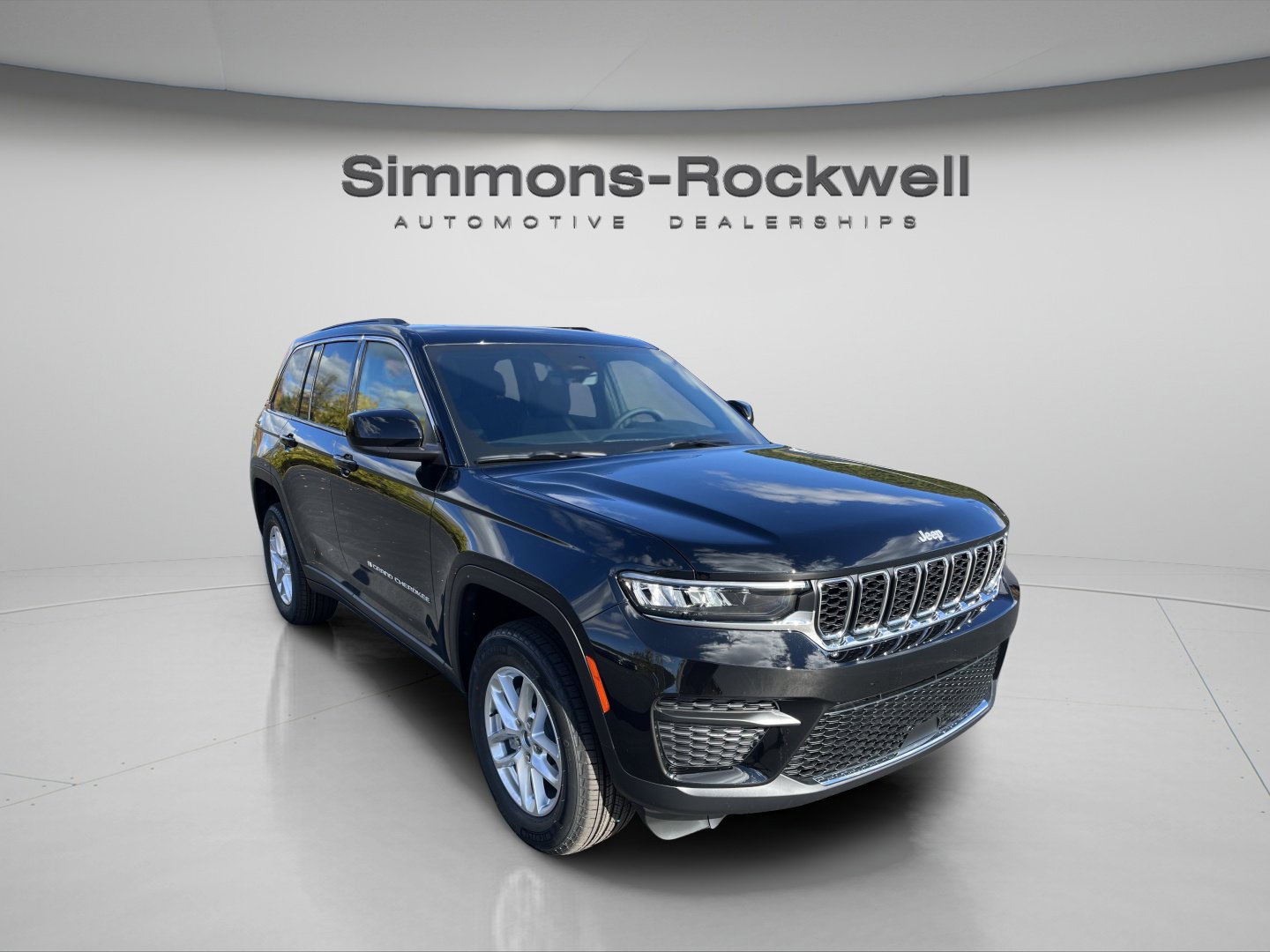 2025 Jeep Grand Cherokee Laredo Altitude photo 2