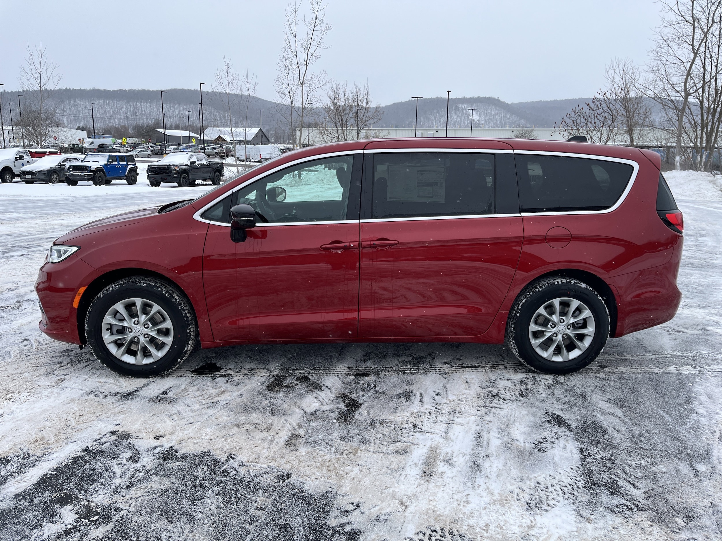 2026 Chrysler Pacifica Select's photo