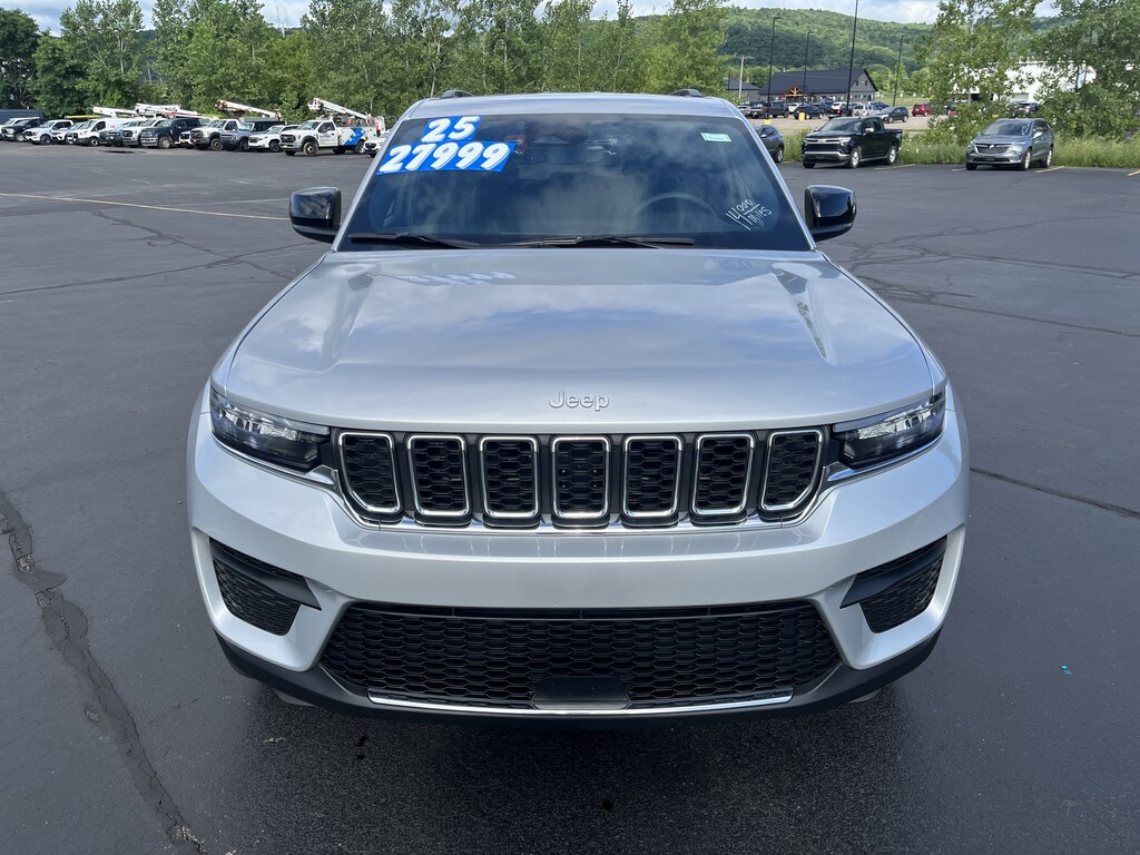 Used 2025 Jeep Grand Cherokee Laredo Laredo 4x4