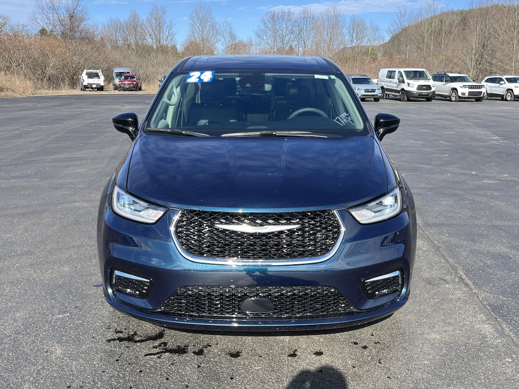 Used 2024 Chrysler Pacifica Touring L Touring L FWD