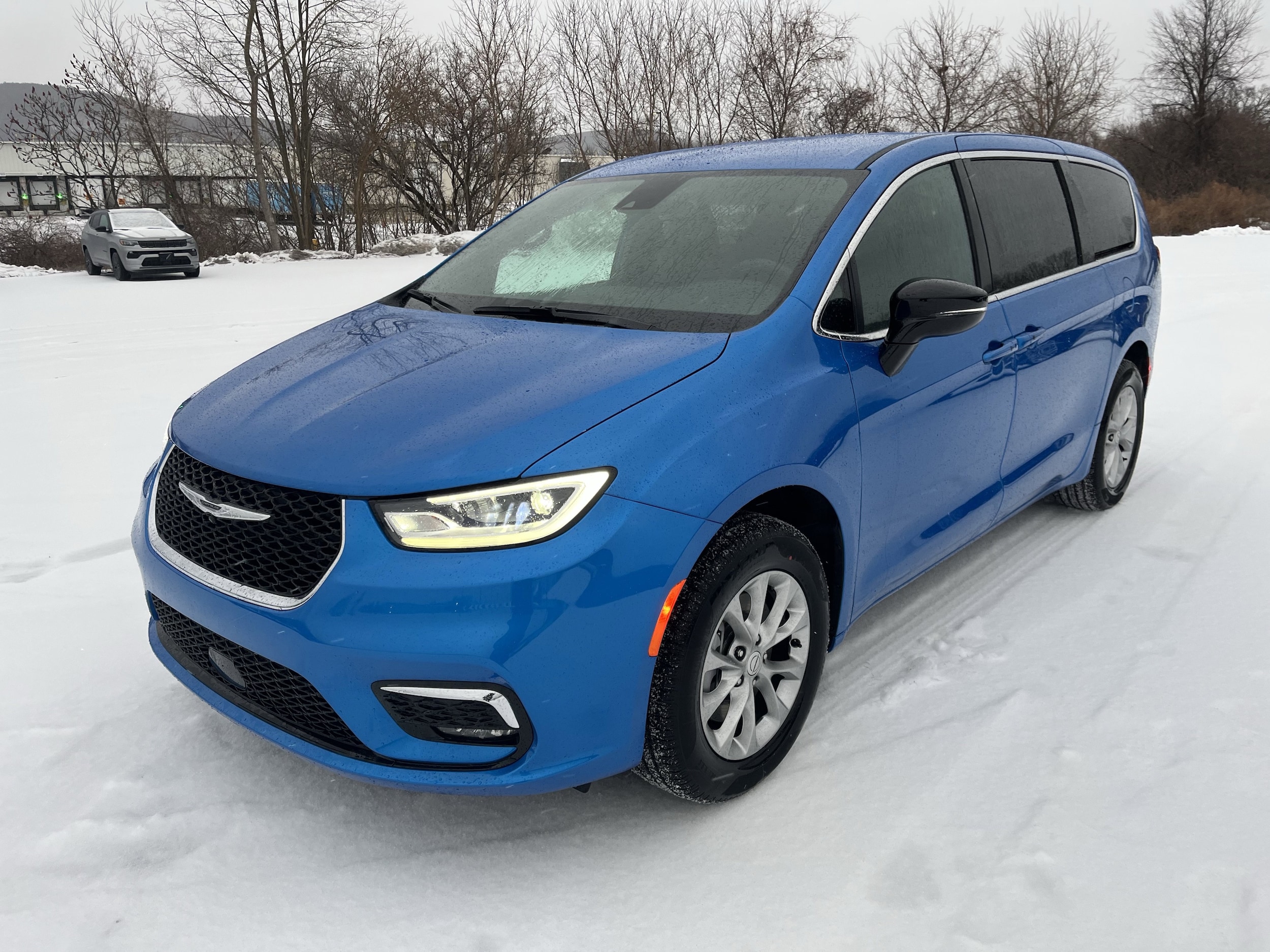 2026 Chrysler Pacifica Select's photo