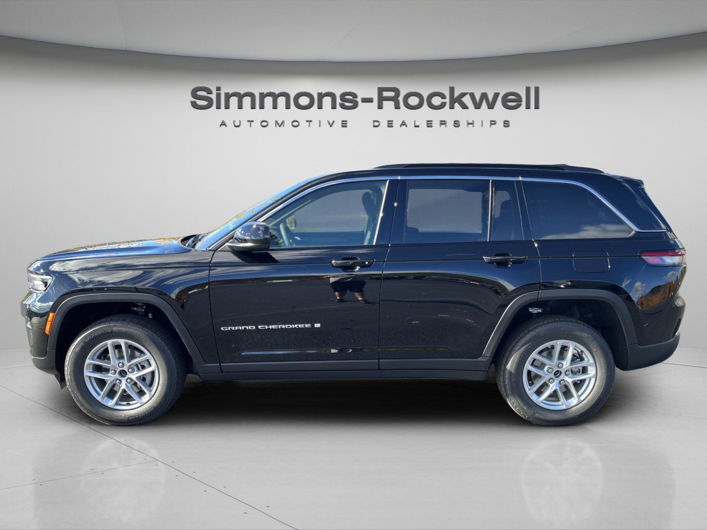 2025 Jeep Grand Cherokee Laredo Altitude photo 3