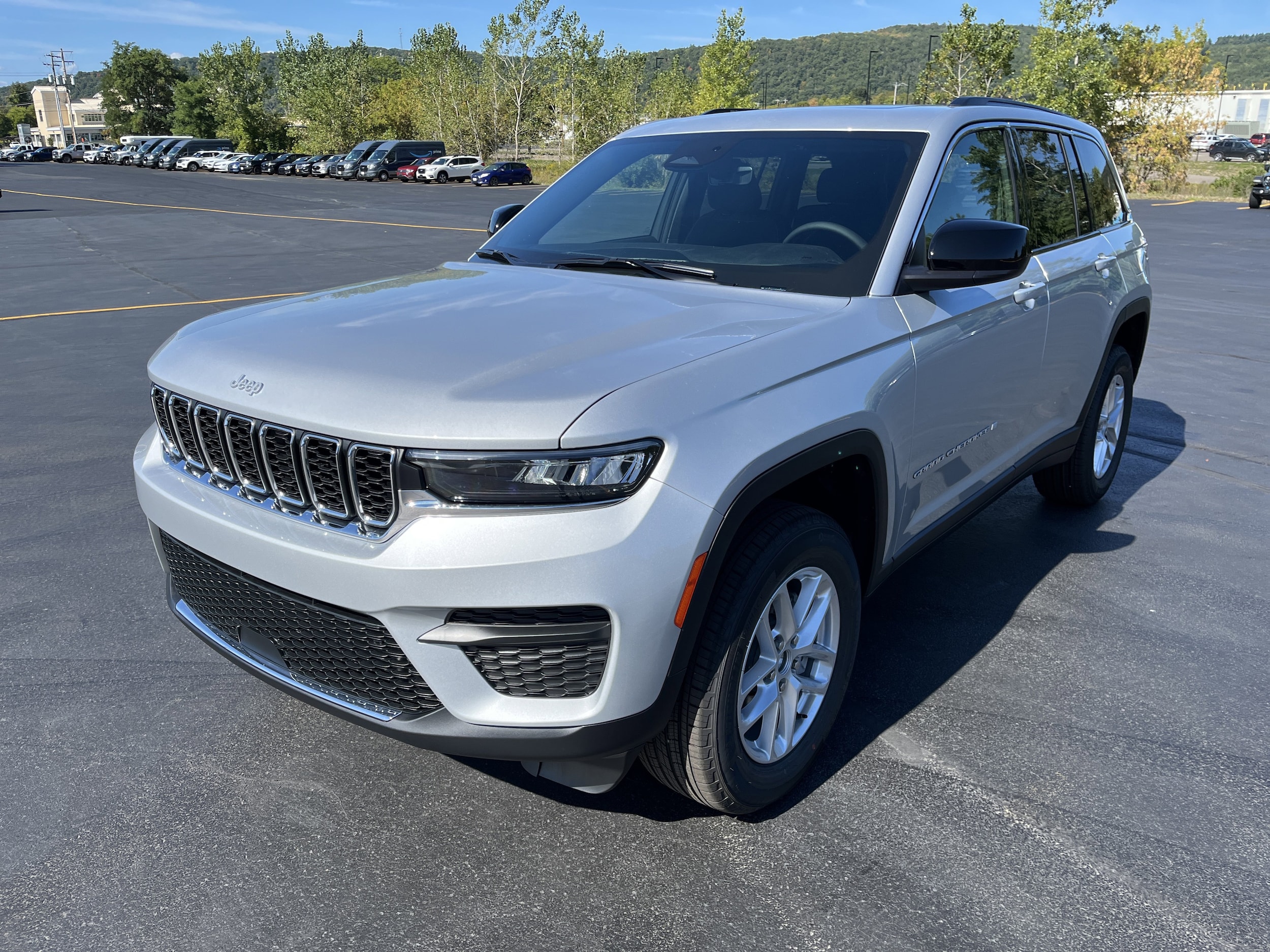 2025 Jeep Grand Cherokee LAREDO X 4X4