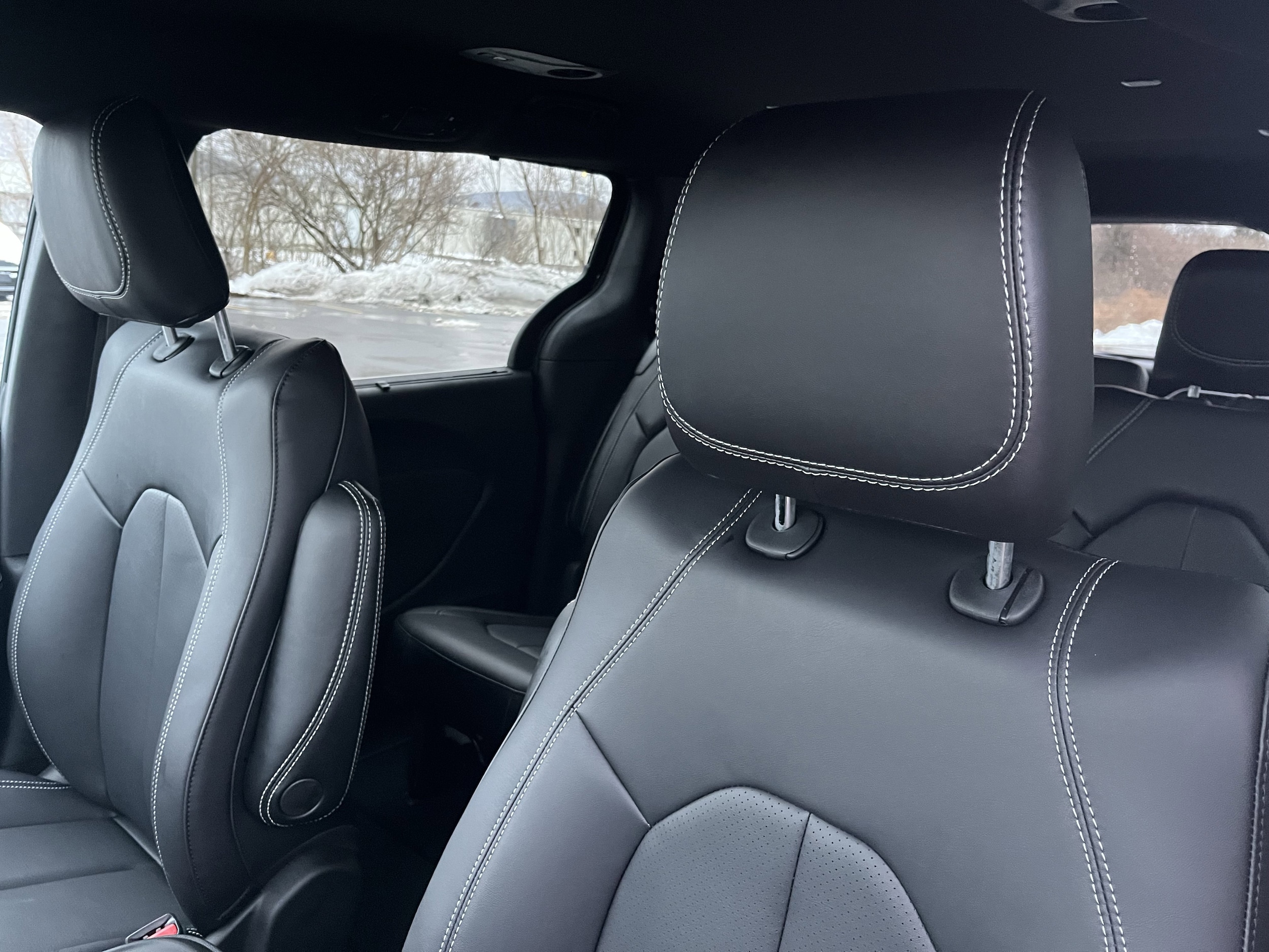 2026 Chrysler Pacifica Select's photo