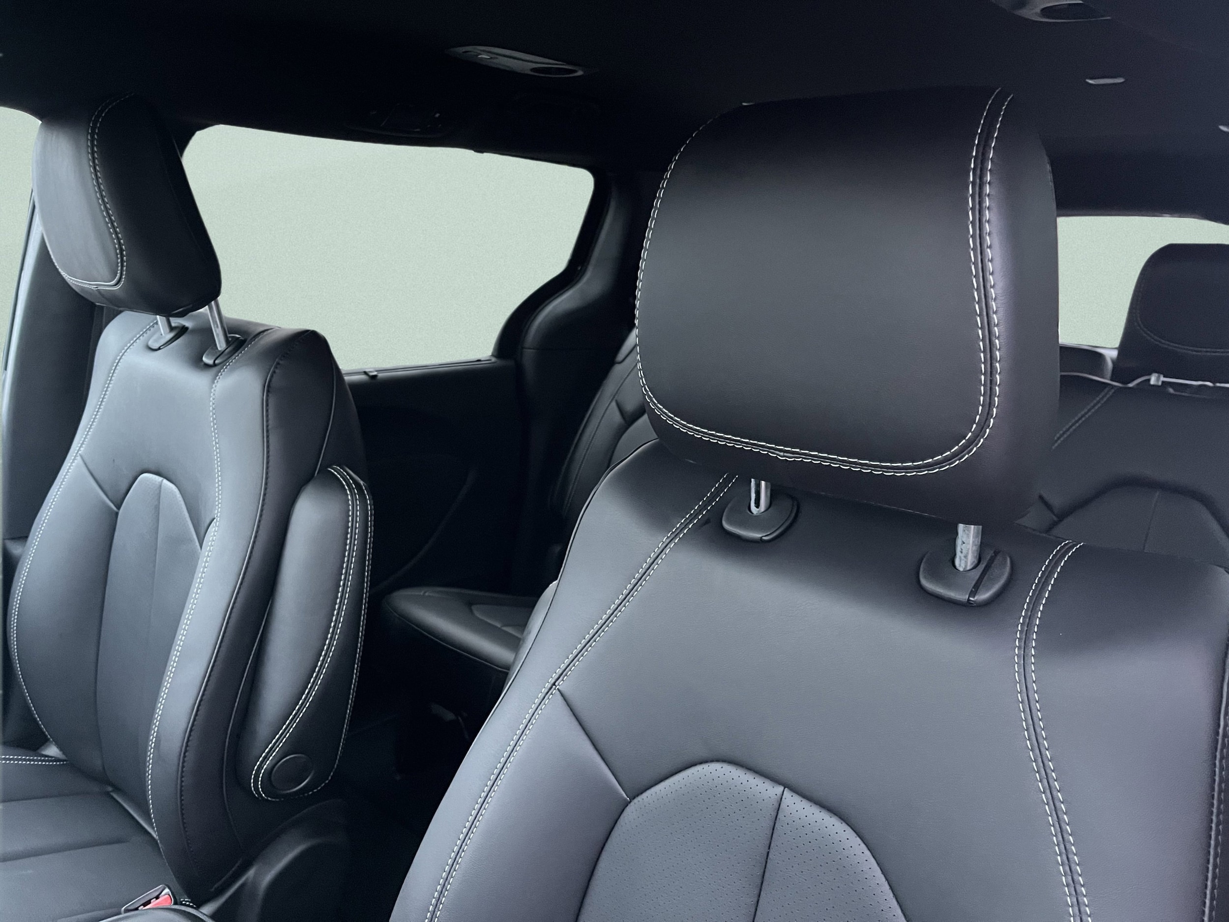 2026 Chrysler Pacifica Select's photo