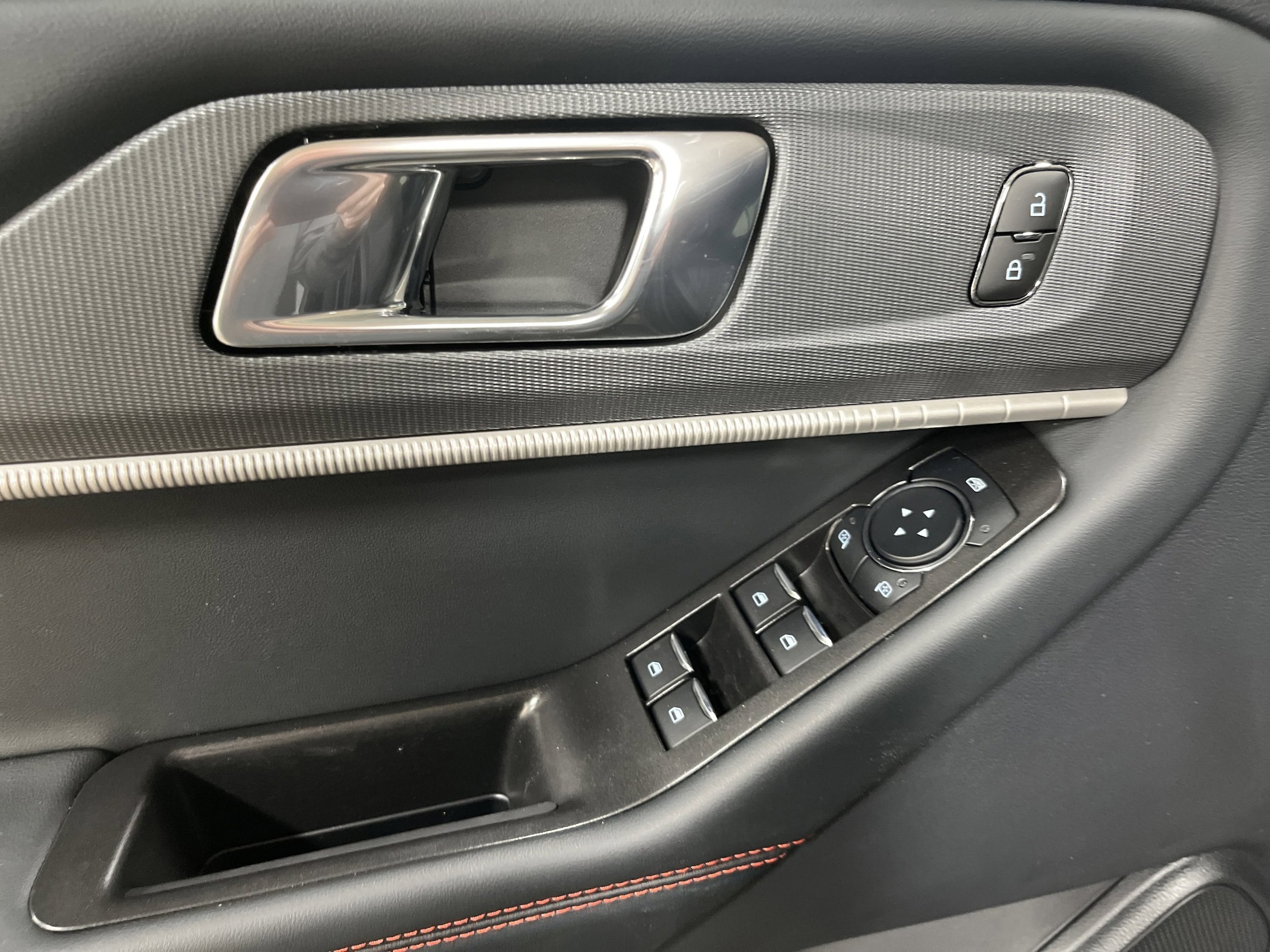 2026 Ford Explorer ST-Line - Photo 17
