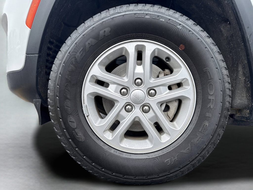 Used 2023 Jeep Grand Cherokee Laredo SUV