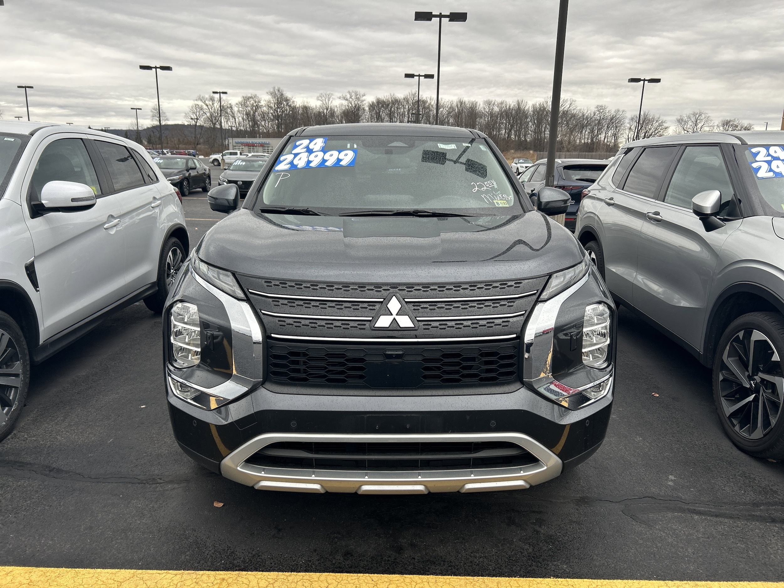 2024 Mitsubishi Outlander SE's photo