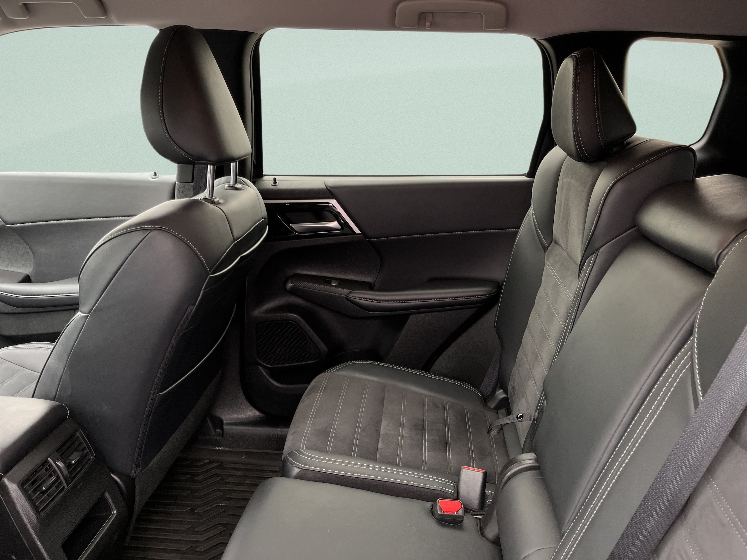 2024 Mitsubishi Outlander SE - Photo 12