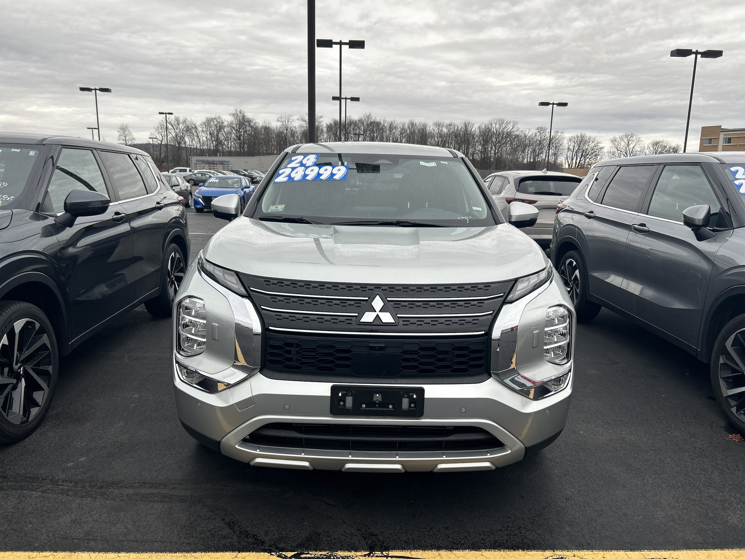 2024 Mitsubishi Outlander SE's photo