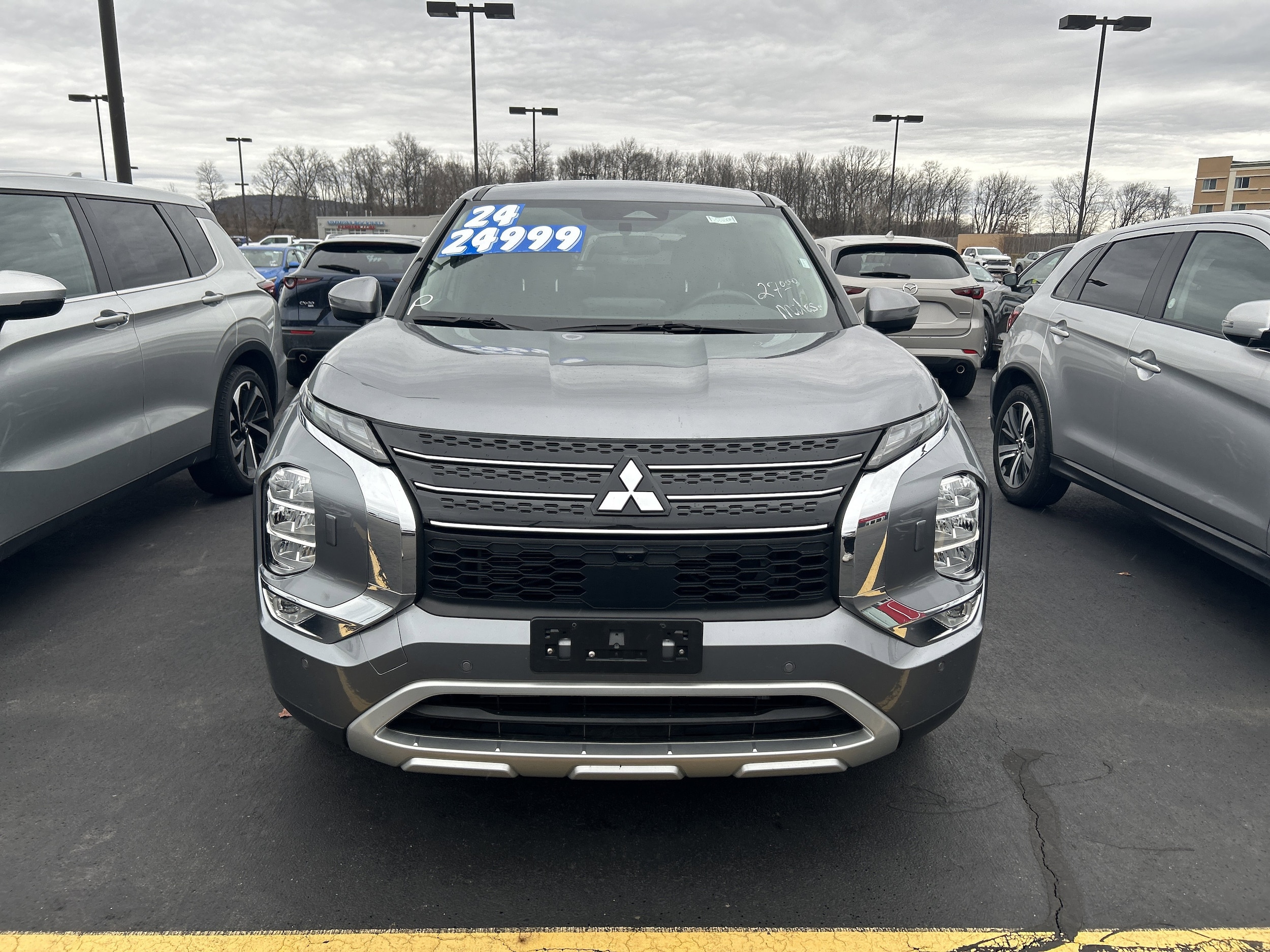 2024 Mitsubishi Outlander SE's photo