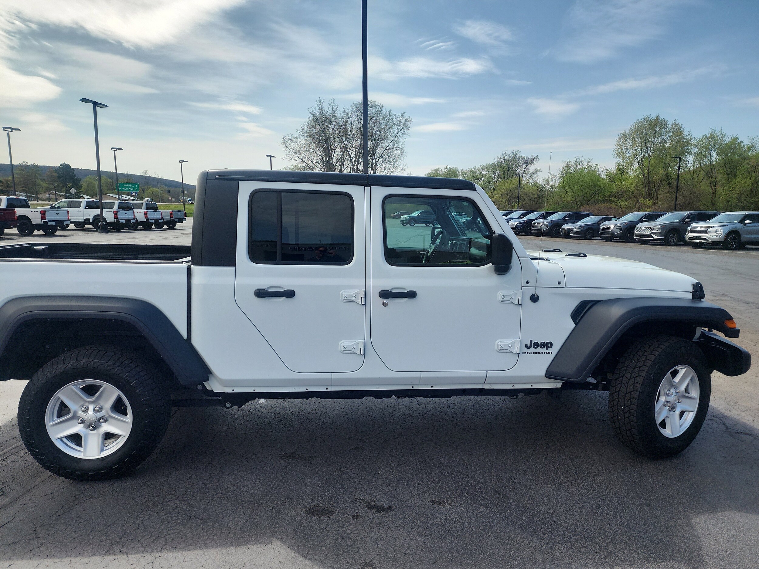 2023 Jeep Gladiator Sport S photo 4
