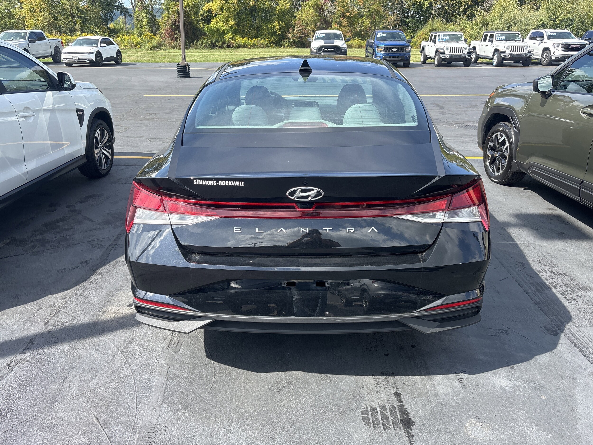 2023 Hyundai Elantra SEL photo 2