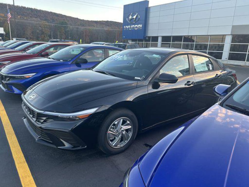 New 2025 Hyundai Elantra SE Sedan