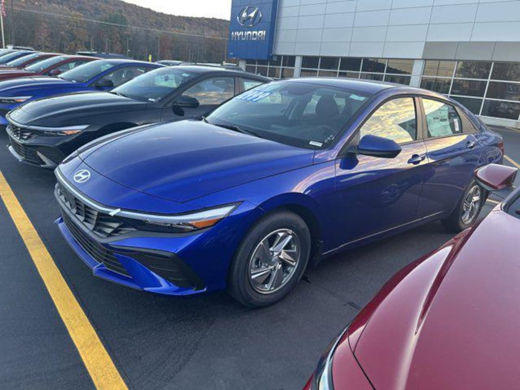 New 2025 Hyundai Elantra SE Sedan