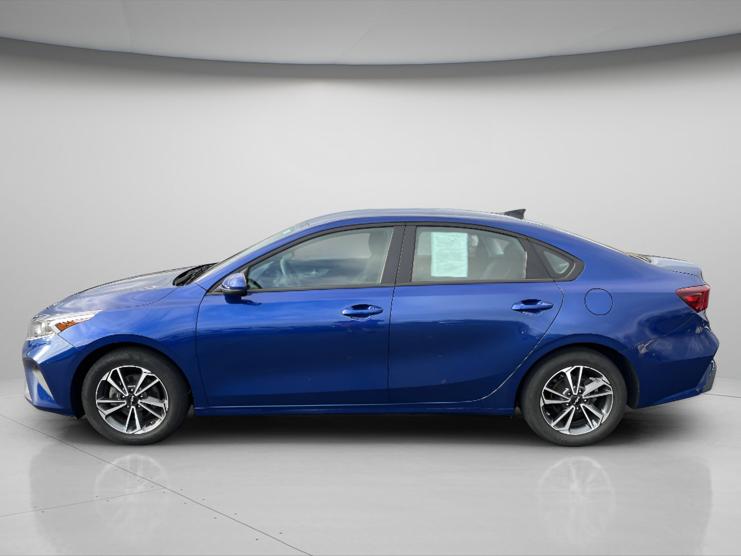 2023 Kia Forte LXS photo 2