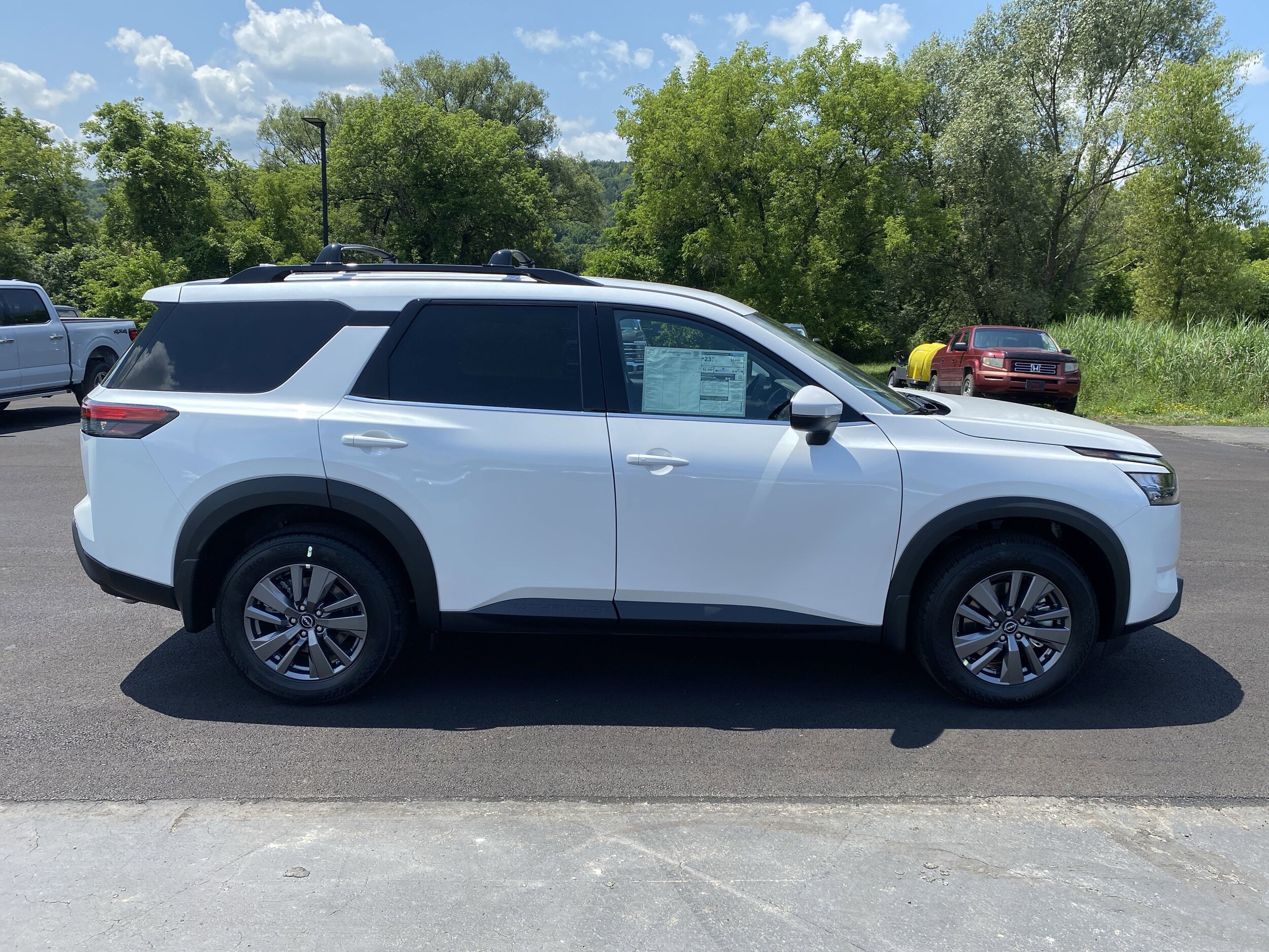 2025 Nissan Pathfinder SV photo 4