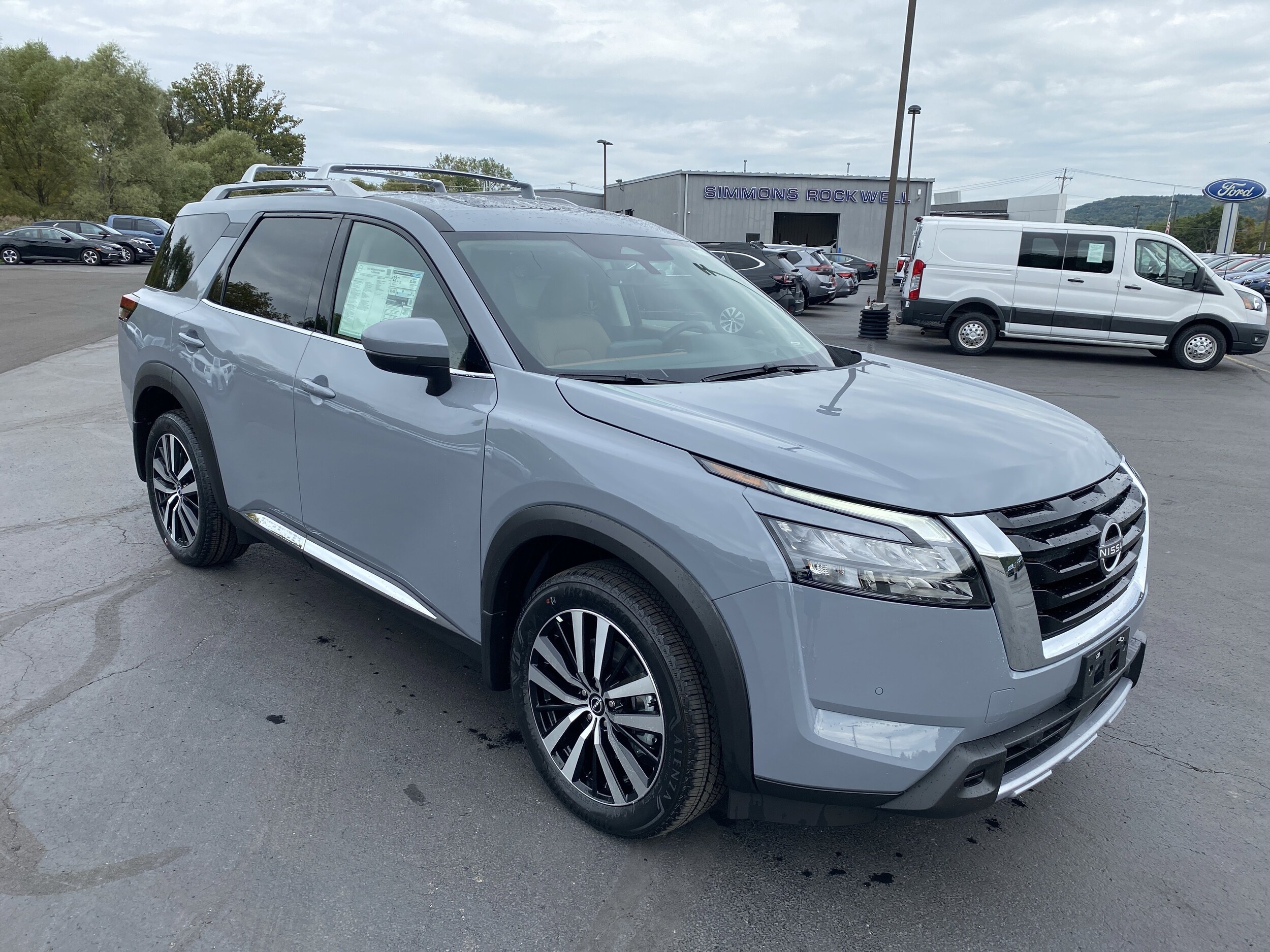 2025 Nissan Pathfinder Platinum photo 2