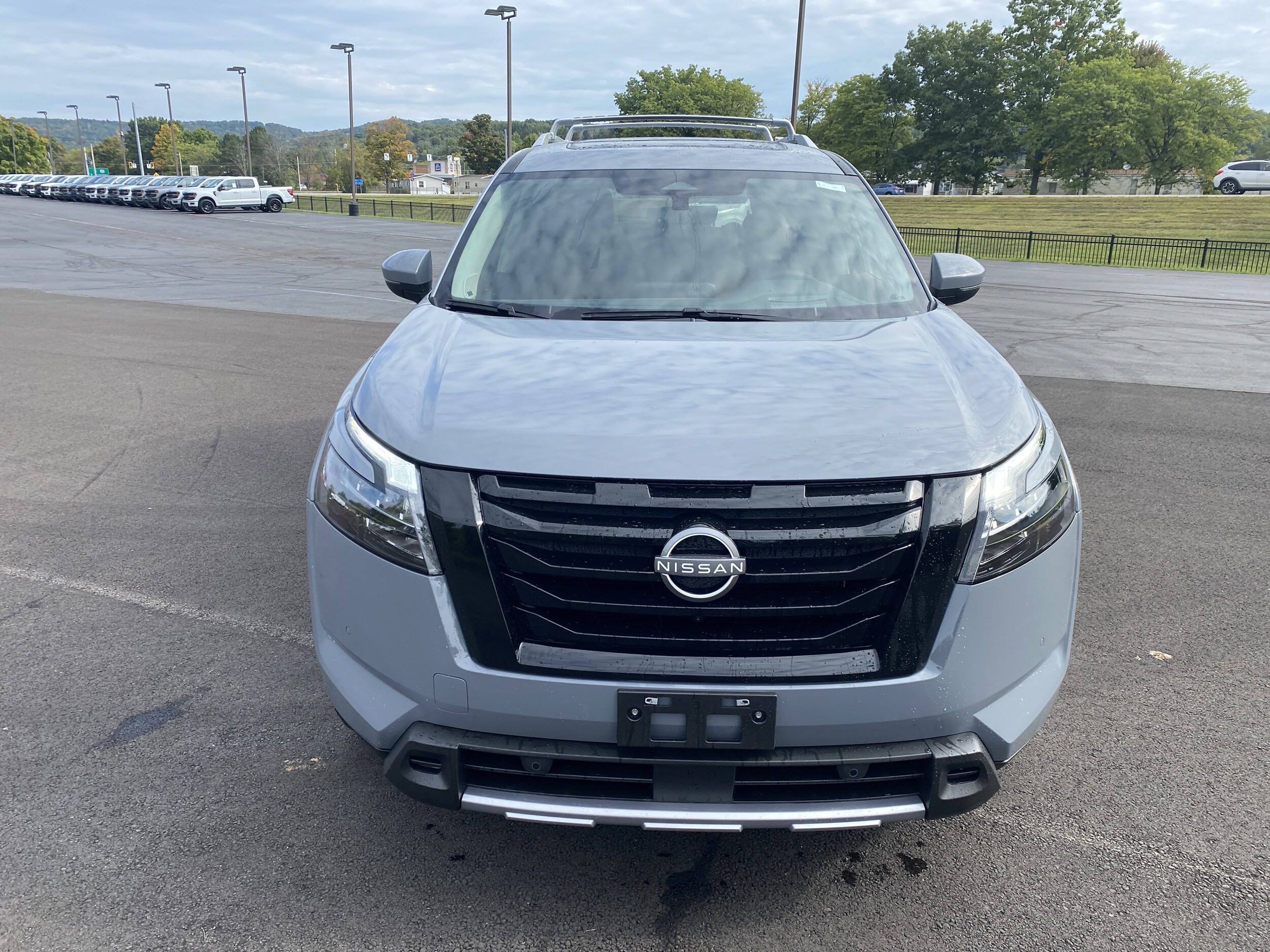 2025 Nissan Pathfinder Platinum photo 2