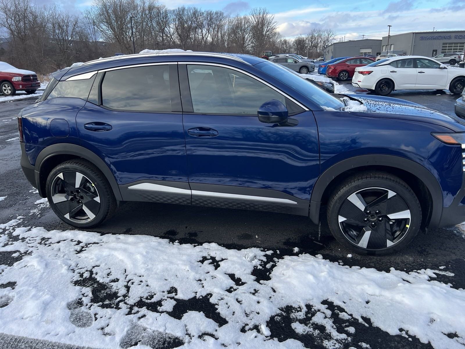 2025 Nissan Kicks SR photo 4