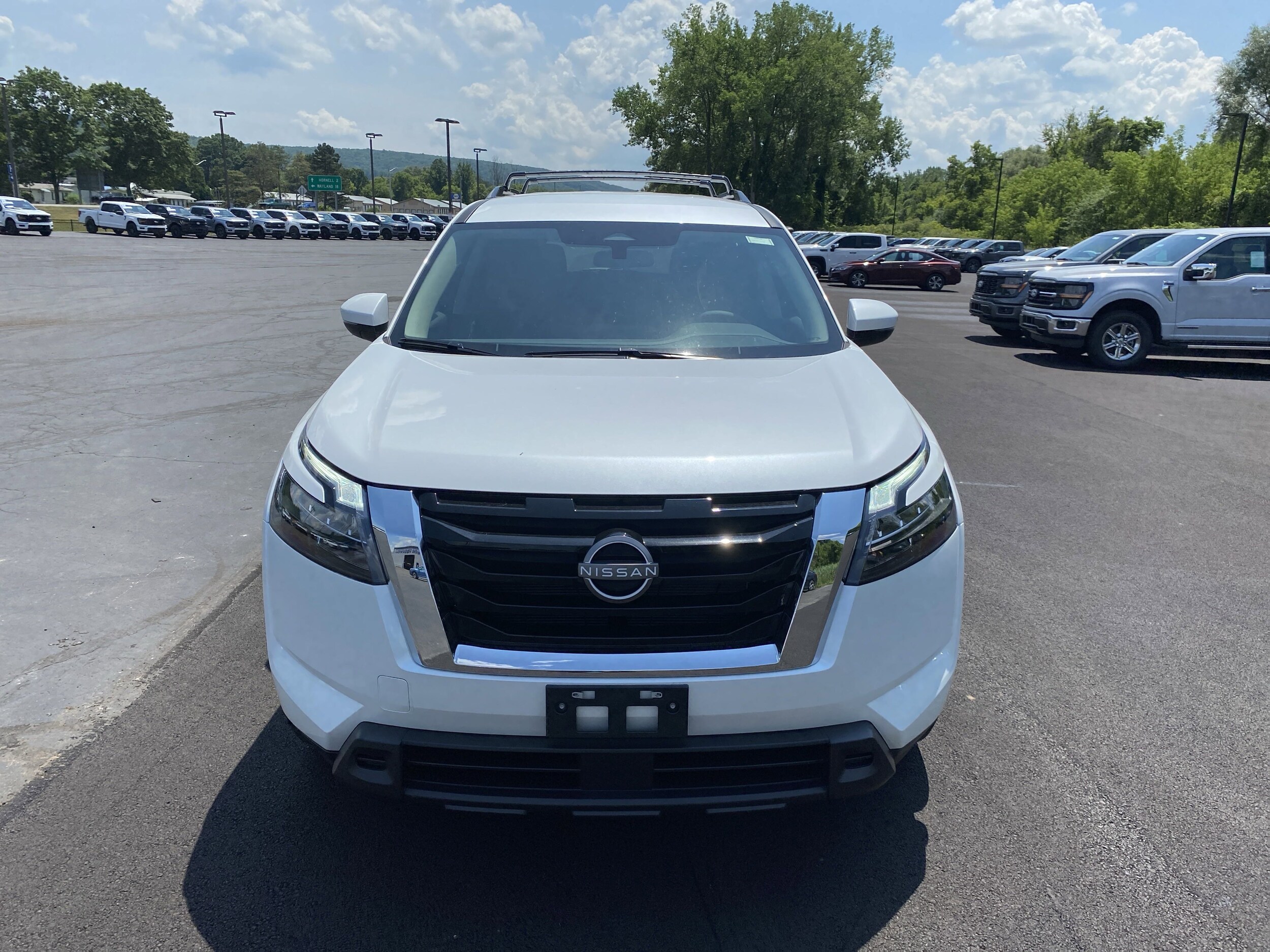 2025 Nissan Pathfinder SV photo 2