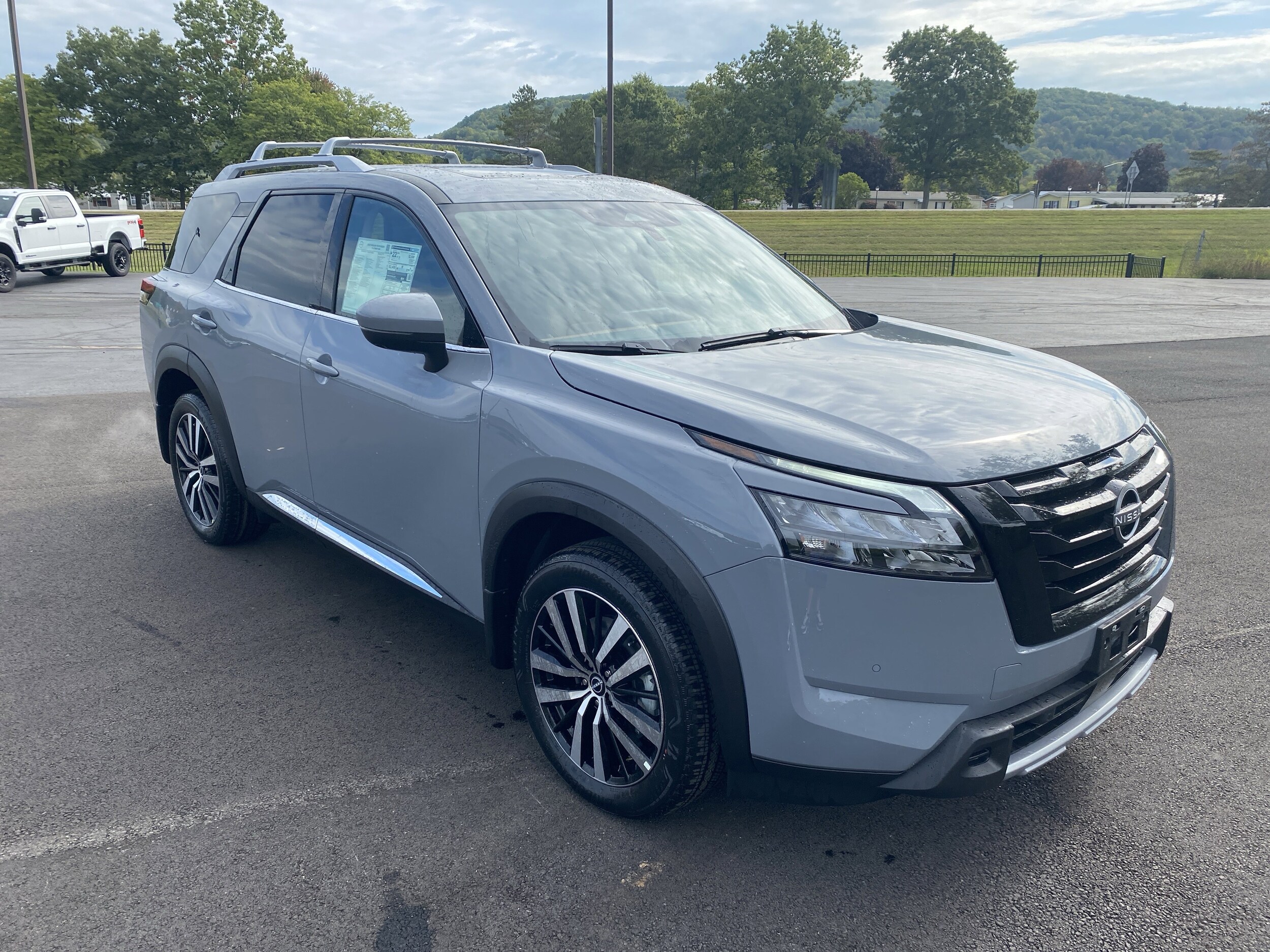 2025 Nissan Pathfinder Platinum photo 3