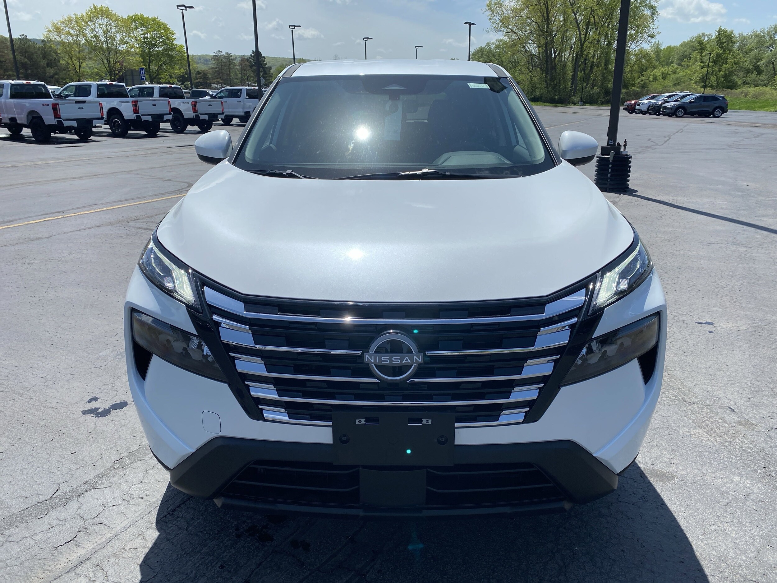 2025 Nissan Rogue SV photo 2