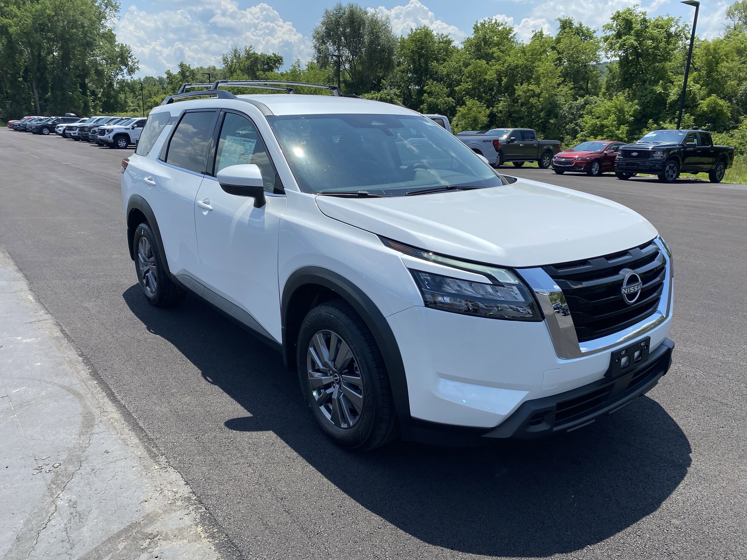 2025 Nissan Pathfinder SV photo 3