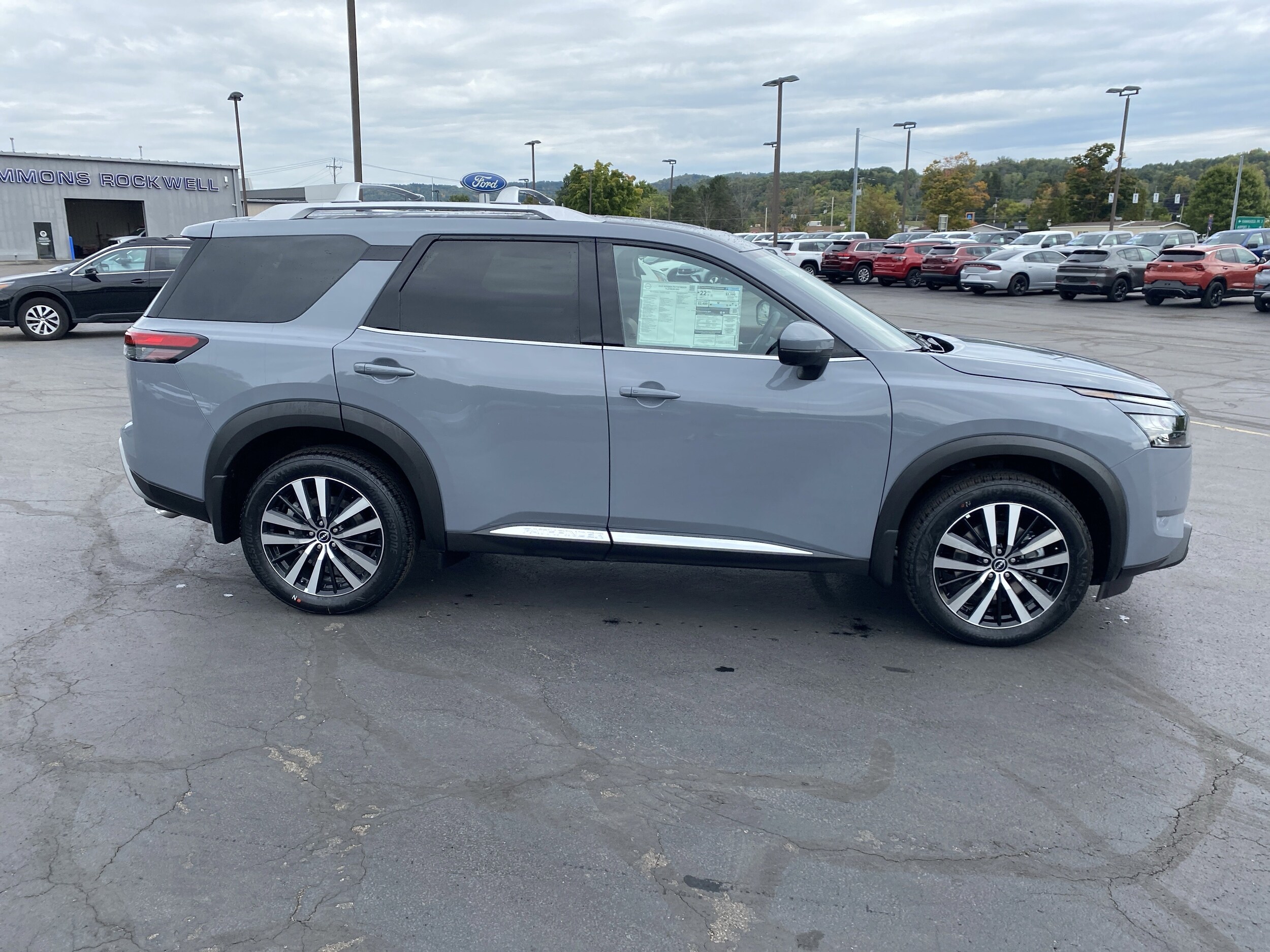 2025 Nissan Pathfinder Platinum photo 3