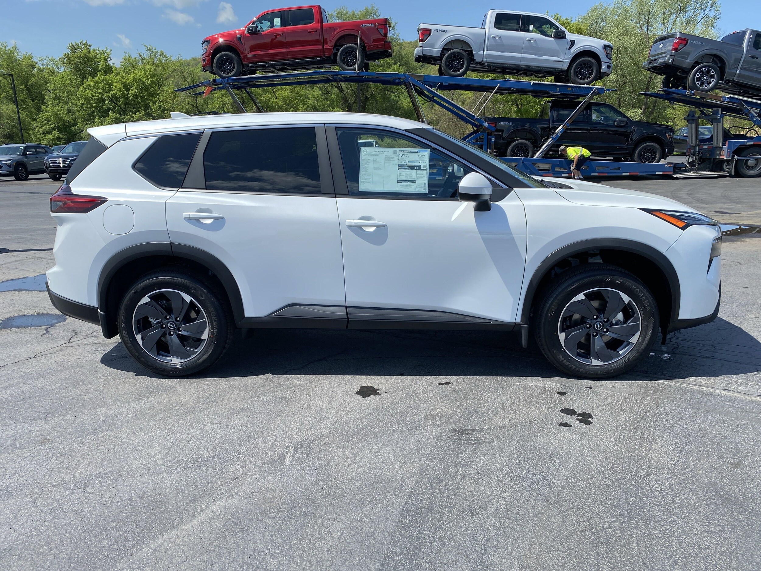 2025 Nissan Rogue SV photo 4