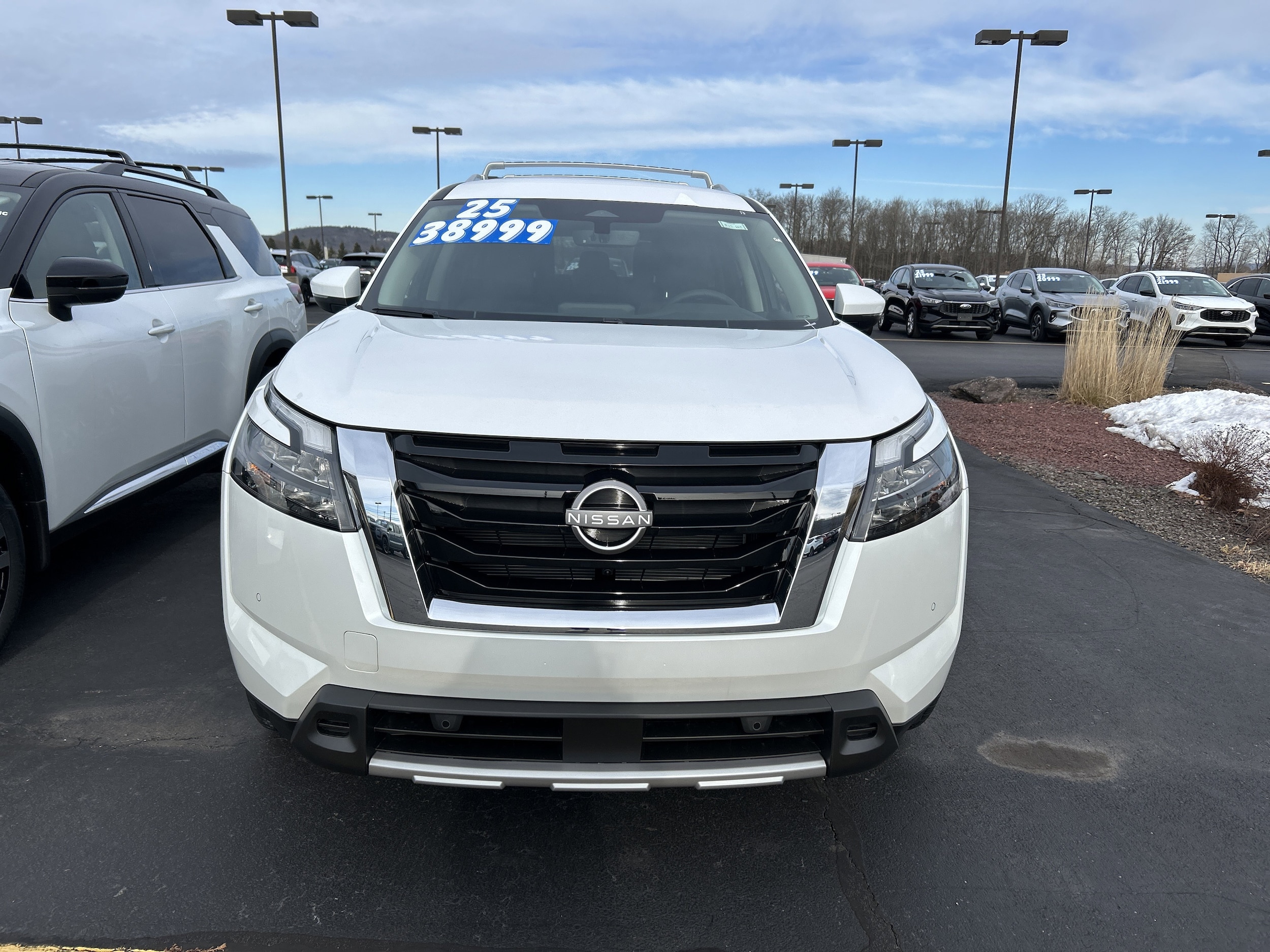 2025 Nissan Pathfinder SL's photo