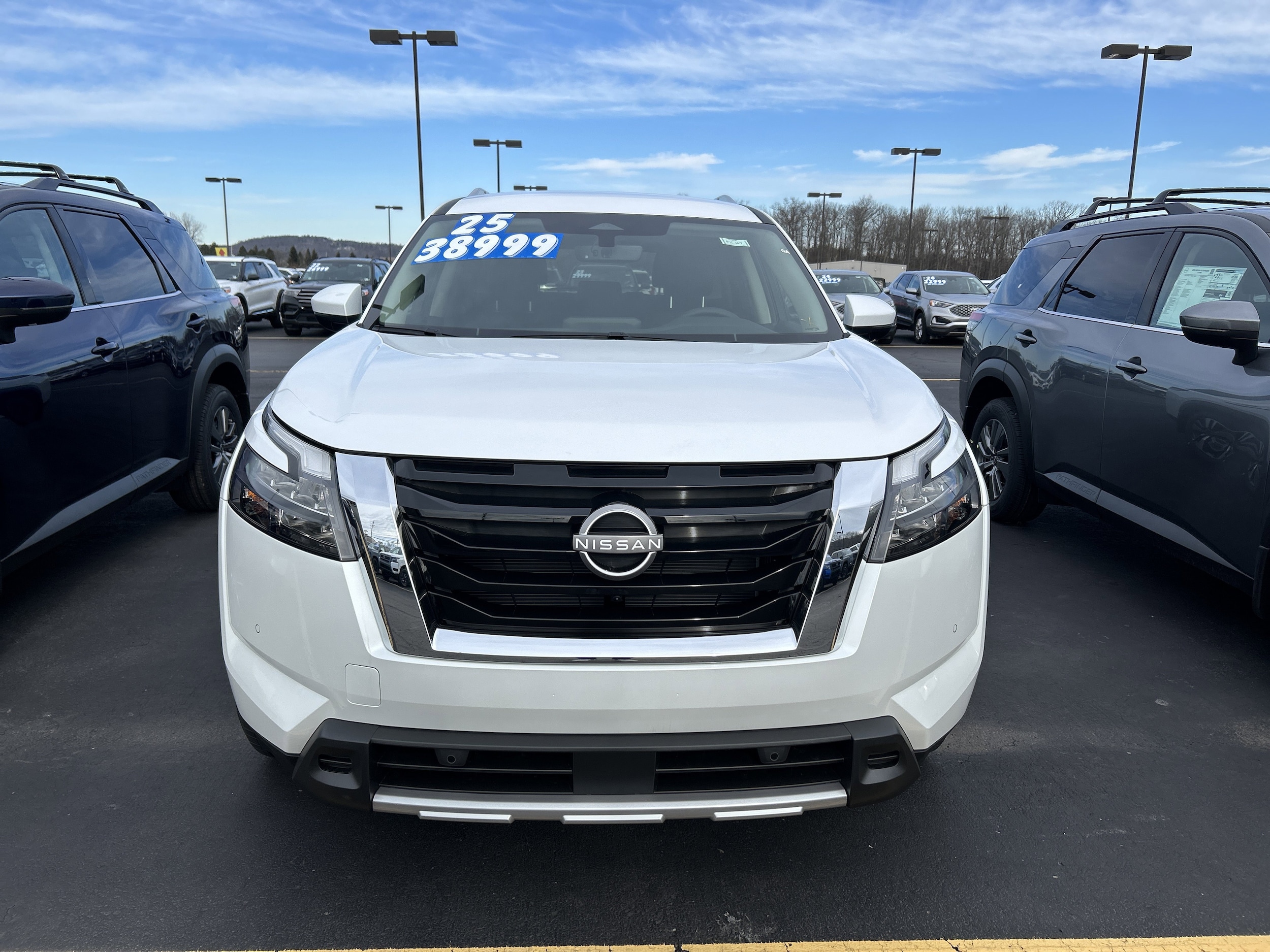 2025 Nissan Pathfinder SL's photo