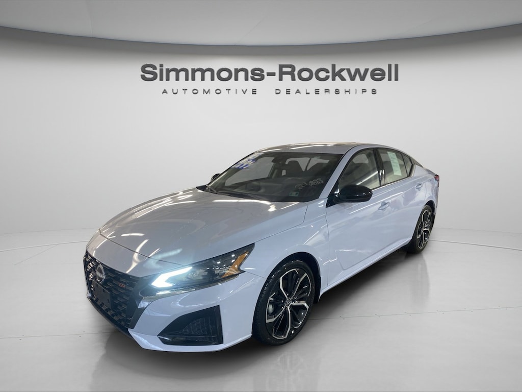 Used 2025 Nissan Altima SR Sedan
