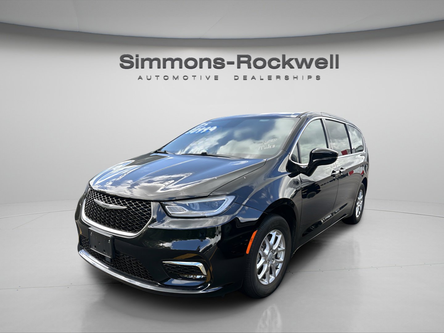 2025 Chrysler Pacifica Select's photo