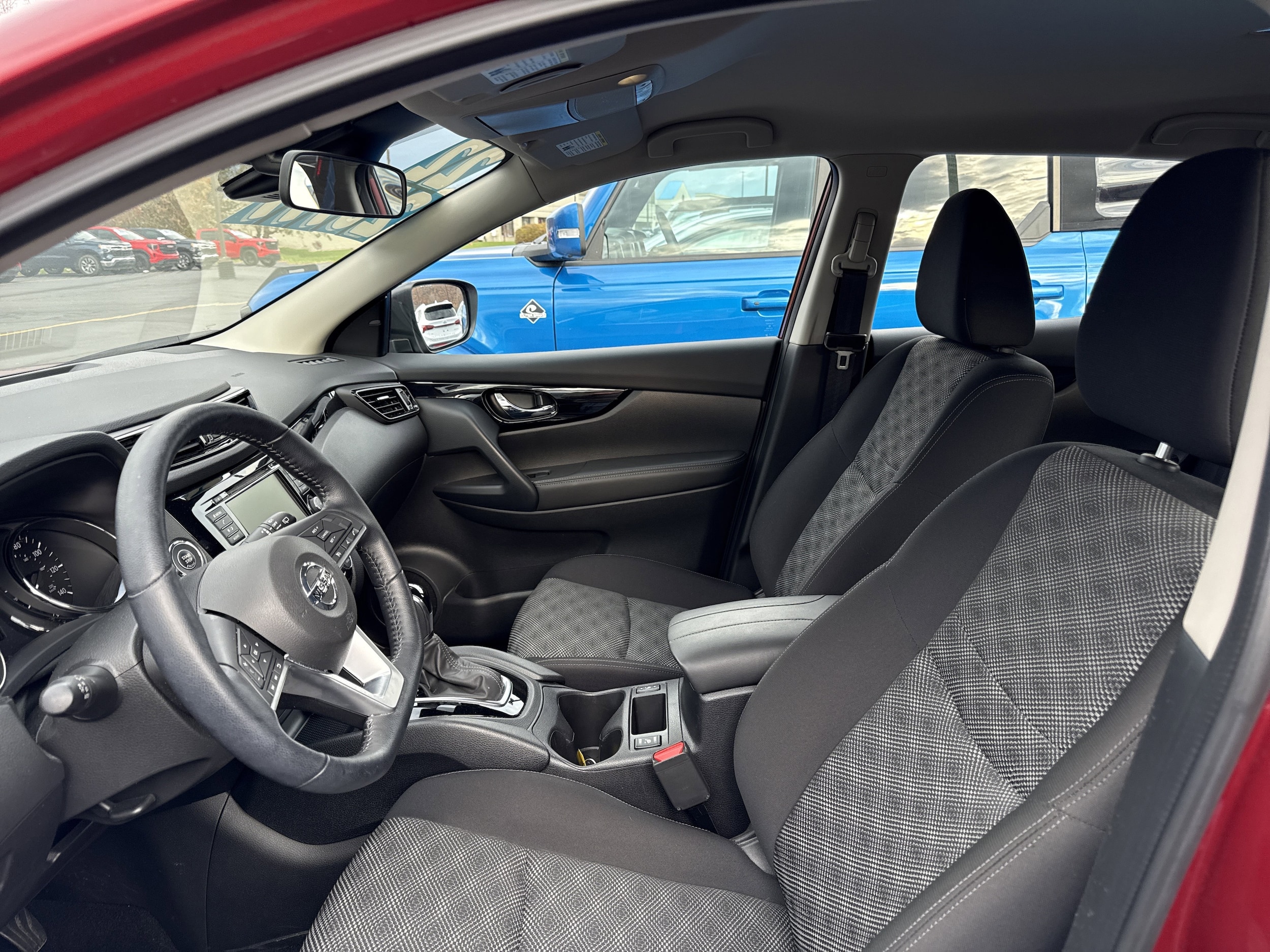 2022 Nissan Rogue Sport SV's photo