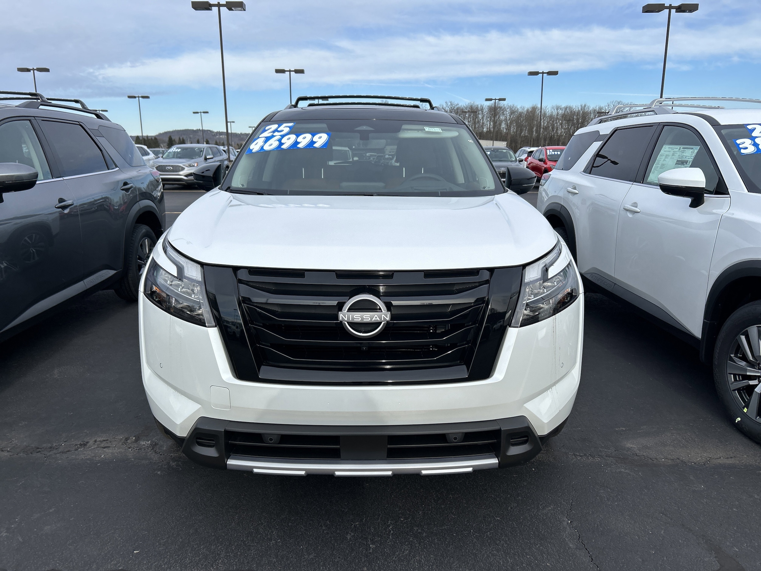 2025 Nissan Pathfinder Platinum's photo