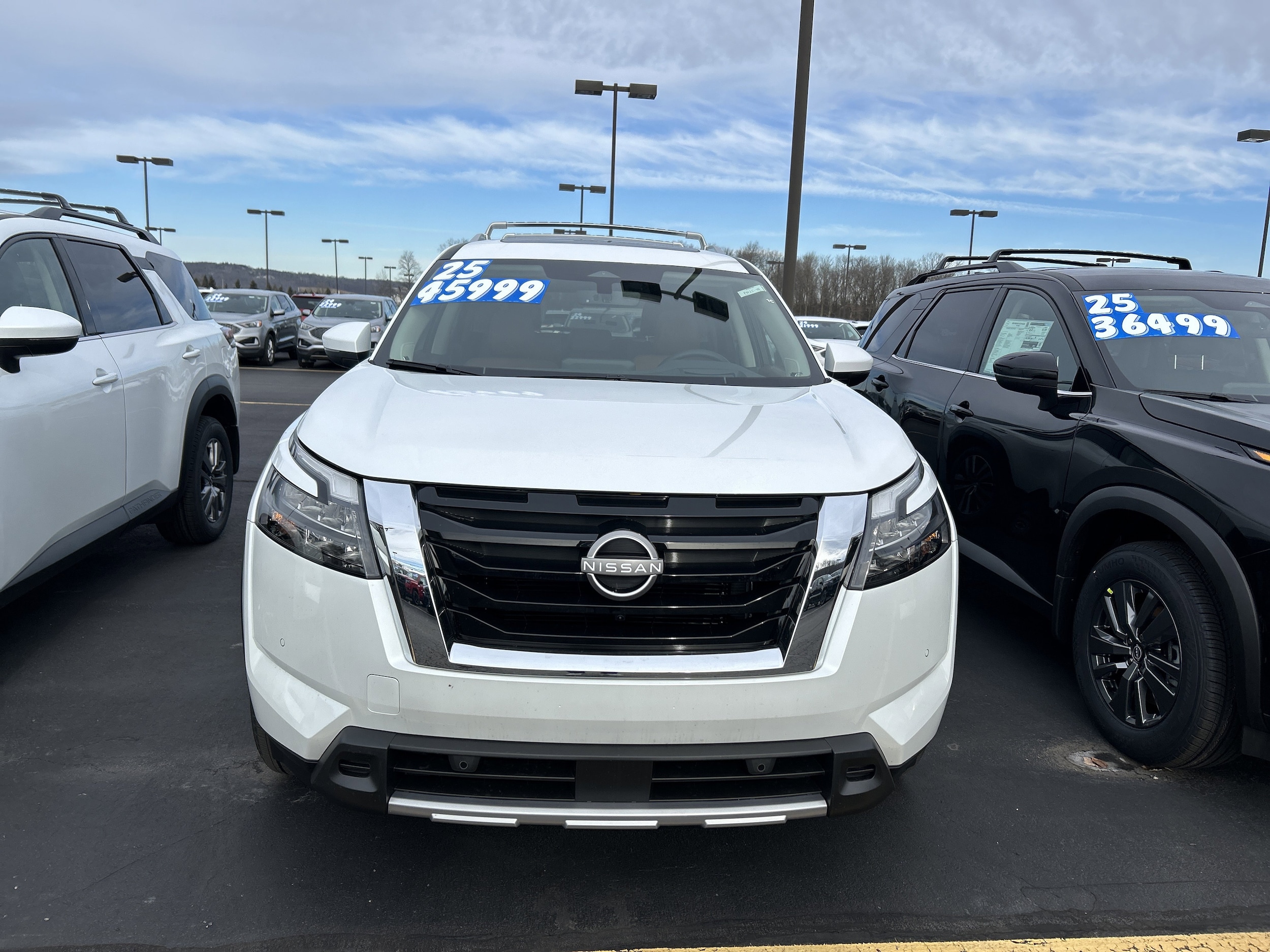 2025 Nissan Pathfinder Platinum's photo