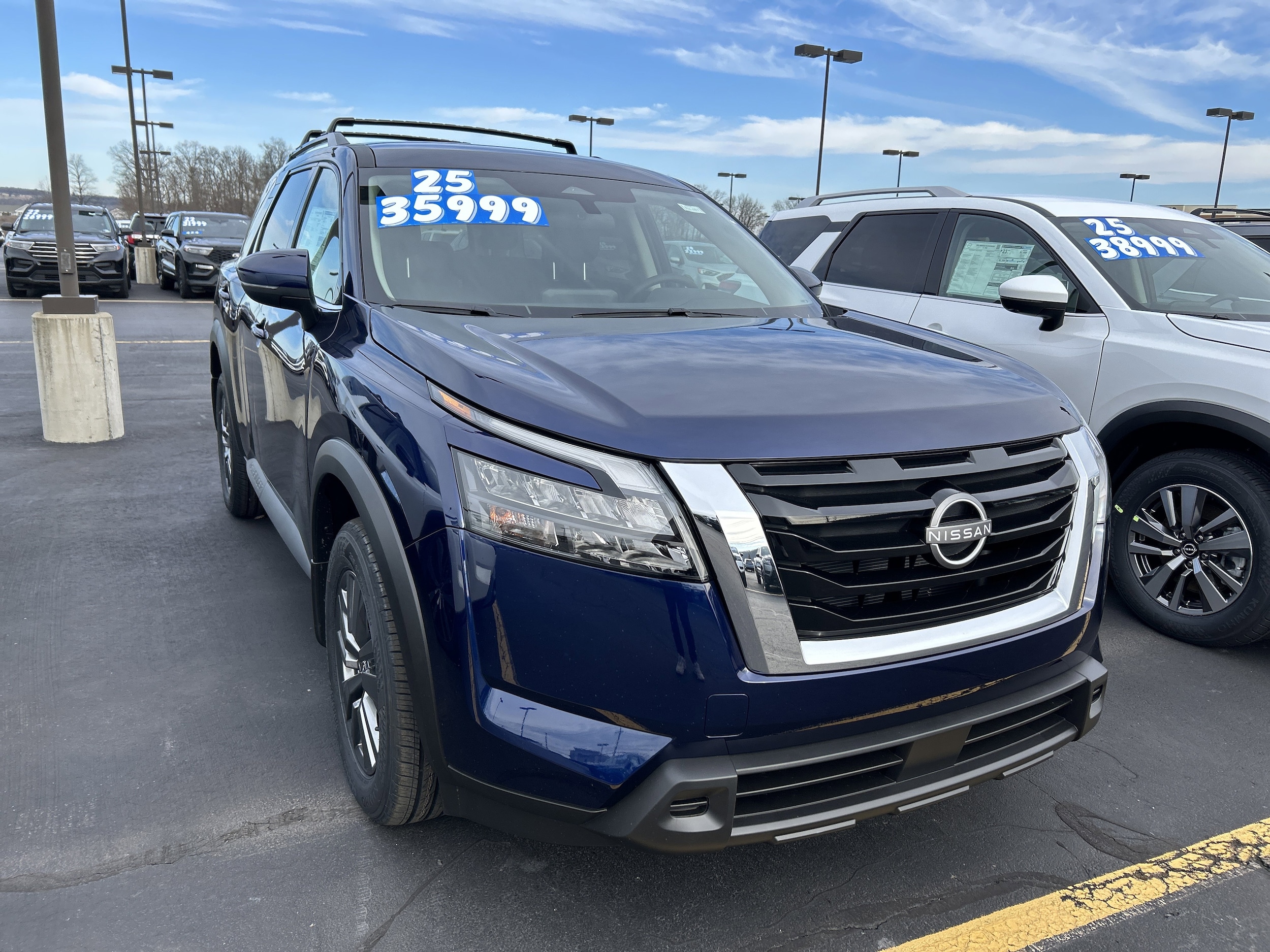 2025 Nissan Pathfinder SV's photo